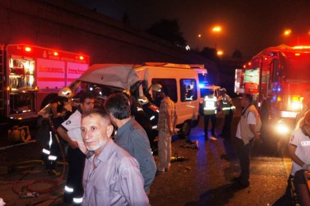 TEM'de kaza: Sıkışan yaralı güçlükle çıkarıldı