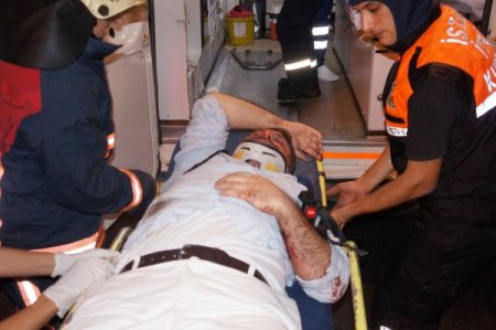 TEM'de kaza: Sıkışan yaralı güçlükle çıkarıldı