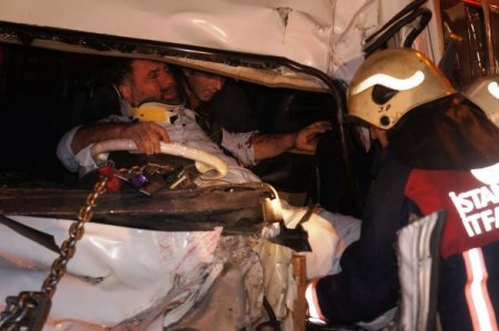 TEM'de kaza: Sıkışan yaralı güçlükle çıkarıldı