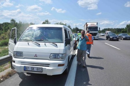 Tem'de Lastiği Patlayan Minibüs Devrildi: 6 Yaralı