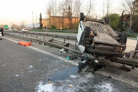 TEM'de panelvan takla attı: 1 ölü, 3 yaralı