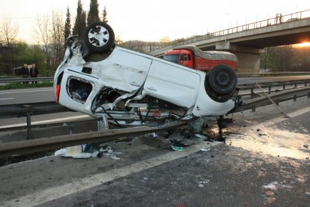 TEM'de panelvan takla attı: 1 ölü, 3 yaralı