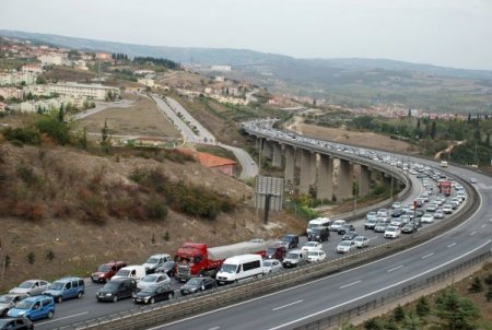 TEM'de tatil dönüşü trafik felç oldu, araçlar 'dur-kalk' ilerliyor