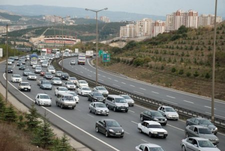 TEM'de tatil dönüşü trafik felç oldu, araçlar 'dur-kalk' ilerliyor