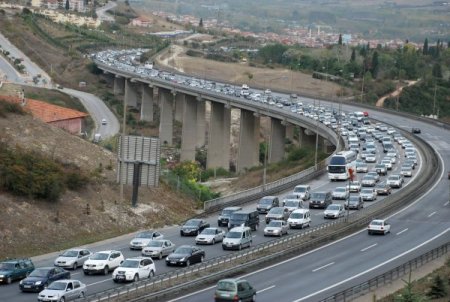 TEM'de tatil dönüşü trafik felç oldu, araçlar 'dur-kalk' ilerliyor