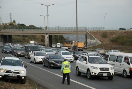 TEM'de tatil dönüşü trafik felç oldu, araçlar 'dur-kalk' ilerliyor