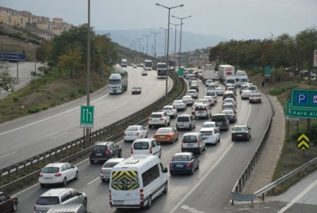 TEM'de tatil dönüşü trafik felç oldu, araçlar 'dur-kalk' ilerliyor