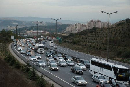 TEM'de tatilcilerin dönüş yoğunluğu devam ediyor