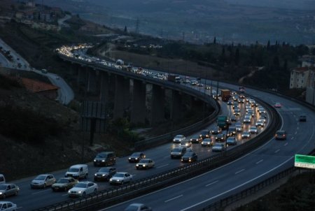 TEM'de tatilcilerin dönüş yoğunluğu devam ediyor