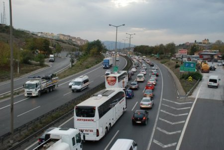 TEM'de tatilcilerin dönüş yoğunluğu devam ediyor