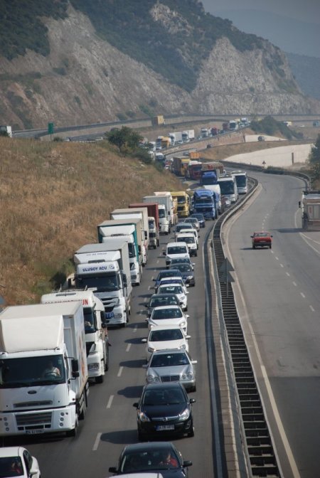 TEM'deki çalışma trafiği kilitledi