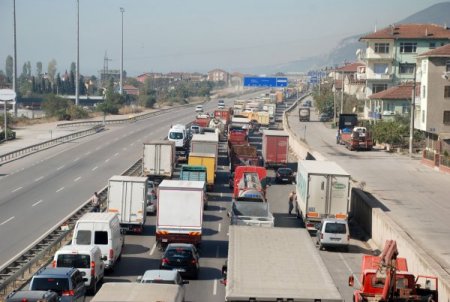 TEM'deki çalışmalar nedeniyle kilometrelerce araç kuyruğu oluştu