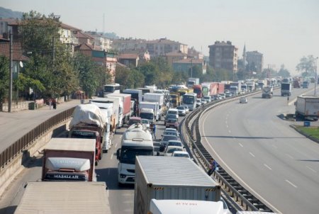 TEM'deki çalışmalar nedeniyle kilometrelerce araç kuyruğu oluştu