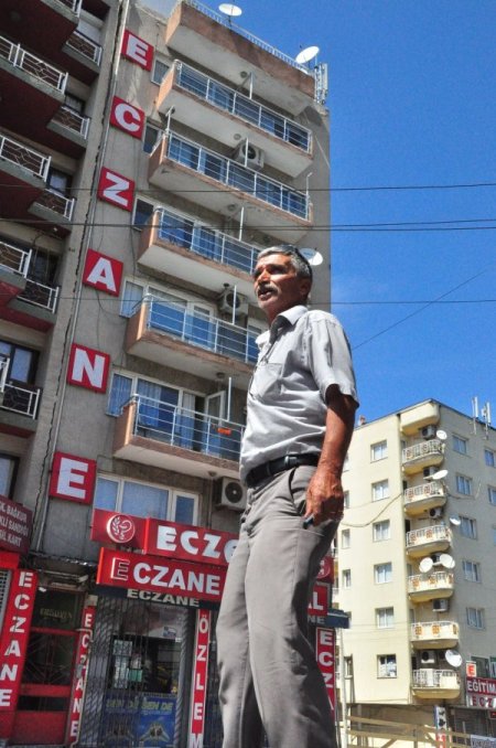 Temel İnşaatı Nedeniyle Hasar Gören Bina Sakinleri Bayramı Sokakta Geçirdi