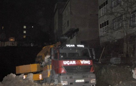 Temel Kazısında 3 Bina Yerinden Oynadı; Vatandaşlar Sokağa Döküldü