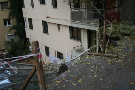 Temel kazısında toprak kaydı, yan bina çatladı