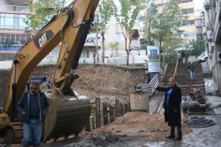 Temel kazısında toprak kaydı, yan bina çatladı