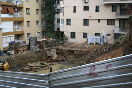 Temel kazısında toprak kaydı, yan bina çatladı