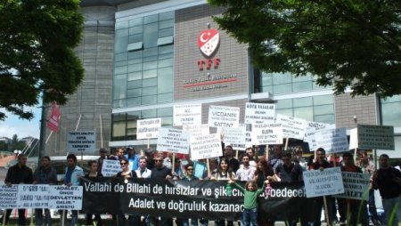 Temiz Futbol Eylemcileri Platini’ye “Türkiye'de şike serbest mi?