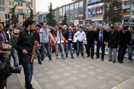'Temiz Futbol Platformu' üyeleri şikeye karşı eylem yaptı sonra horon oynadı