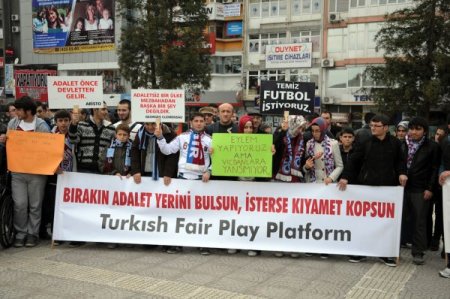 'Temiz Futbol Platformu' üyeleri şikeye karşı eylem yaptı sonra horon oynadı