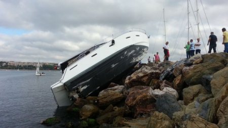 Temizlik için tutulan şahıslar, lüks tekneyi hurdaya çevirdi