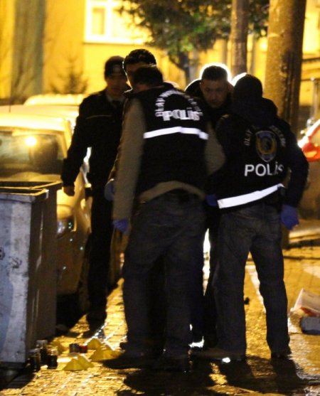 Temizlik işçisi çöp toplarken bomba buldu