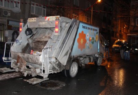 Temizlik işçisi çöp toplarken bomba buldu