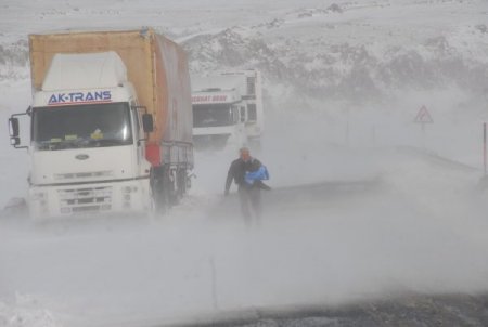 Tendürek Dağı Geçidi'nde Tipi Etkili Oluyor