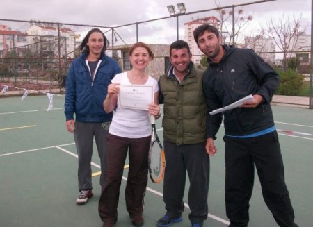 Tenis kursiyerleri sertifikalarını aldı