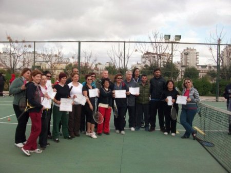 Tenis kursiyerleri sertifikalarını aldı