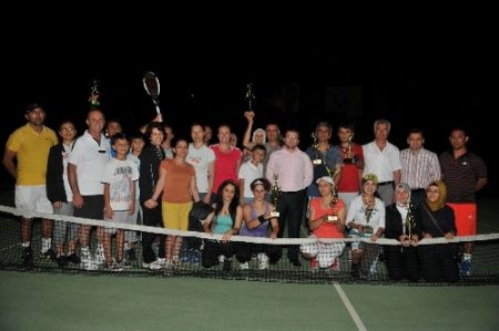 Tenis kursunu bitirenler şampiyonluk için yarıştı