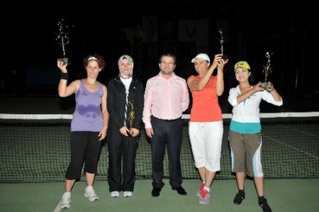 Tenis kursunu bitirenler şampiyonluk için yarıştı