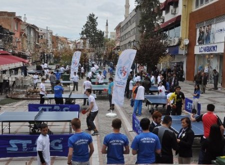 Tenisçiler yeteneklerini açık havada gösterdi