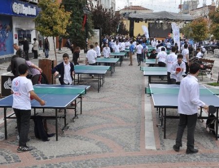 Tenisçiler yeteneklerini açık havada gösterdi