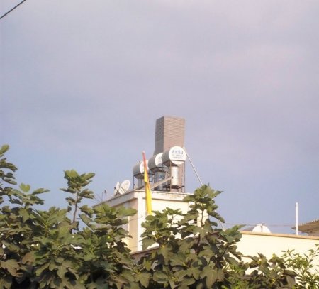 Tepkilerden çekinen GSM firması baz istasyonunu baca şeklinde yaptı