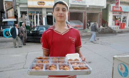 Tepside şekerpare tatlısı ilgi görüyor