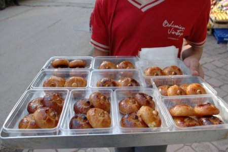 Tepside şekerpare tatlısı ilgi görüyor