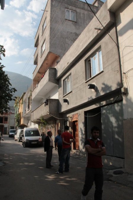 Terastan düşen engelliyi itfaiyeci ağabeyi kurtardı