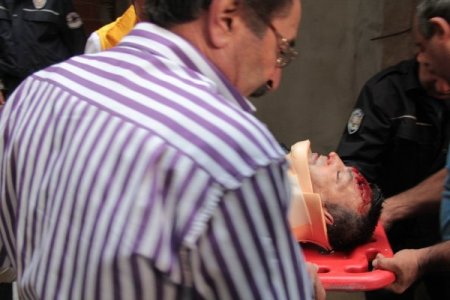 Terastan düşen engelliyi itfaiyeci ağabeyi kurtardı