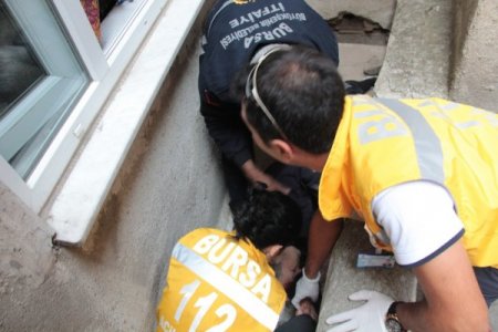 Terastan düşen engelliyi itfaiyeci ağabeyi kurtardı