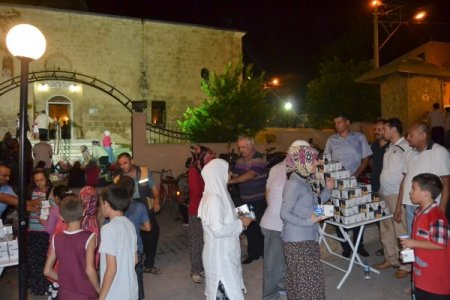 Teravih Namazı Sonrası Bal Şerbeti İkramı