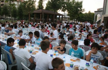 Teravihe Gelen Çocuklar Camide Verilen İftarda Buluştu