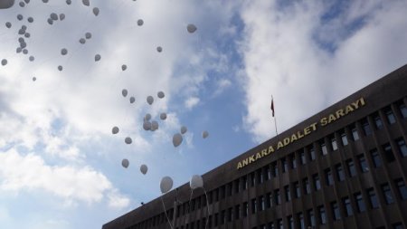 Terör örgütü KCK soruşturmasında gözaltına alınan öğrenciler için eylem yaptılar
