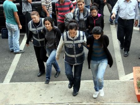 Terör Örgütü Operasyonunda Gözaltına Alınan 7 Kişi Adliyeye Sevk Edildi
