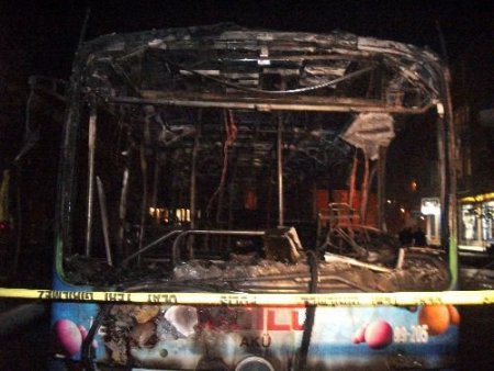 Terör Örgütü Sempatizanları Belediye Otobüsünü Yaktı