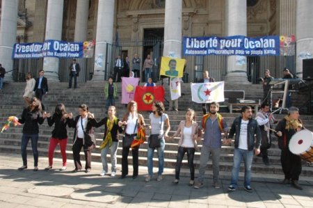 Terör örgütü sempatizanları Brüksel’de Öcalan’a özgürlük istedi