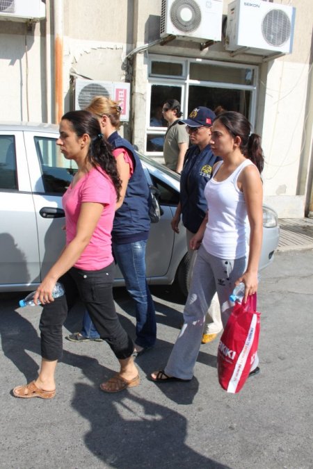 Terör Örgütü Üyesi İki Kadın Tatil İçin Geldikleri İzmir'de Yakalandı