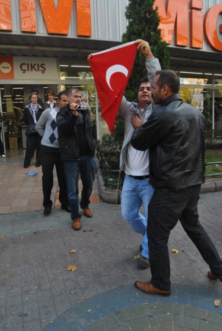 Terör örgütü yandaşı vatandaşa bıçak çekti