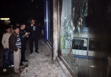 Terör Örgütü Yandaşları, Vatandaşın İş Yerine Molotof Ve Taşlarla Saldırdı